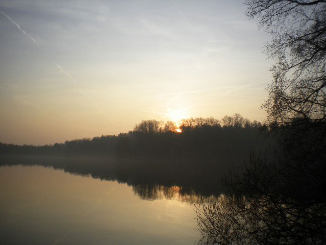 Sonnenaufgang am See, outdoor kochen auf Kanu-Touren in einer Glasflasche