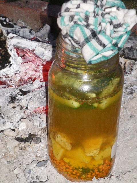 Frühstück über dem Feuer Outdoorkochflasche