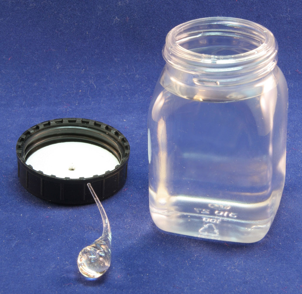 Mit Wasser* gefüllte Weithalsflasche mit gelochtem Deckel und einem BatavischenTropfen (Bologneser Träne) bereitlegen. Experiment Batavische Tränen Mit Wasser* gefüllte Weithalsflasche mit gelochtem Deckel und einem BatavischenTropfen (Bologneser Träne) bereitlegen.