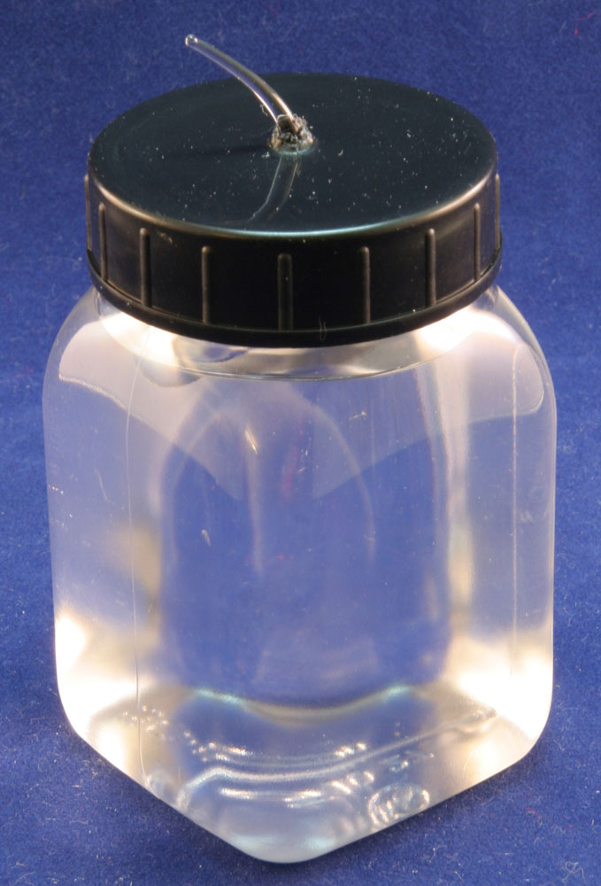 Batavische Tropfen - Experiment Mit Wasser* gefüllte Weithalsflasche mit gelochtem Deckel und einem BatavischenTropfen (Bologneser Träne) bereitlegen.