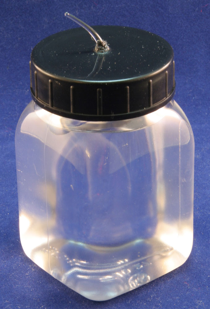 Mit Wasser* gefüllte Weithalsflasche mit gelochtem Deckel und einem BatavischenTropfen (Bologneser Träne) bereitlegen. Batavische Tropfen - Experiment Mit Wasser* gefüllte Weithalsflasche mit gelochtem Deckel und einem BatavischenTropfen (Bologneser Träne) bereitlegen.