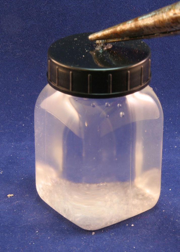 Experimentieren mit Prince Rupert's Drops Mit einem Knall implodiert der Batavische Tropfen im Gefäß und zerstäubt in kleine Glassplitter.