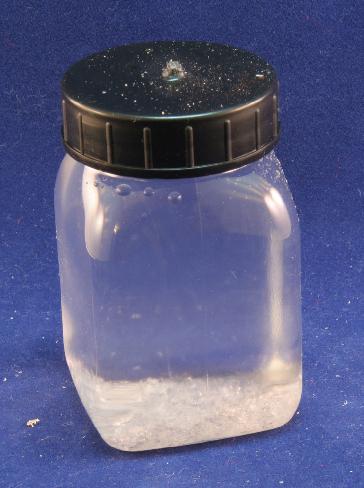 Die metastabilen Glastropfen sind zerstäubt in kleine Glassplitter. Experiment mit Glastränen im Schulunterricht, Vorlesung, Experimentalvortrag