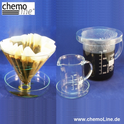 Chemiker-Kaffee-Maschine, komplett bestehend aus 1x Labor-Kaffeekanne (=1L Becherglas mit Henkel, niedrige Form), 1x Glas-Pulvertrichter 160mm mit kurzem, geradem Stiel, 10x Labor-Faltenfilter Ø 320mm, 2x Petrischale 150x25mm und 2x Labor- Kaffeetasse (0,250ml Becherglas mit Henkel, niedrige Form) Chemiker-Kaffee-Maschine, komplett, Filter-Kaffee kochen wie ChemikerInnen im Chemielabor.