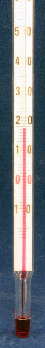 Glas-Labor-Thermometer, gefüllt mit roterThermometerflüssigkeit, quecksilberfreies Kapillarthermometer