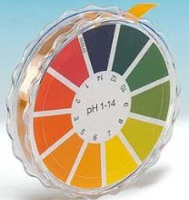 pH-Testpapier-Rolle mit Universalindikator in der praktischen Kunststoff-Spenderdose mit aufgedruckter Farbvergleichsskala zur einfachen Bestimmung des pH-Wertes durch eine visuelle Bewertung.