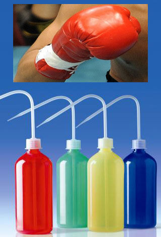 Bunte Trink-Spritzflaschen von Vitlab® für den Pausendrink im Boxring zwischen den Gongs sorgen für eine größere Farbvielfalt im Boxsport.