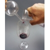 So füllt man den Wein tropfenfrei ein. Aber das weiß man ja seit der Chemie-Grundausbildung!