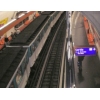 In der Pariser Metro: Auch der Streik der französischen Eisenbahner hält einen zu allem entschlossenen Glaubenskämpfer nicht davon ab, Leo Schneider mit technischer Finesse und sturer Beharrlichkeit auf den Fersen zu bleiben.