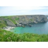 Drama an der Steilküste von Belle-Ile in der Bretagne: Panoramablick über die 40 m hohe Felsenküste von Belle-Ile. Ein schmaler Pfad fürhrt an der Klippkante entlang. Ein uvorsichtiger Schnritt kann hier schnell der letzte sein.