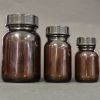 Weithals-Gewindeflaschen aus Braunglas mit aufgeschraubter Schraubkappe